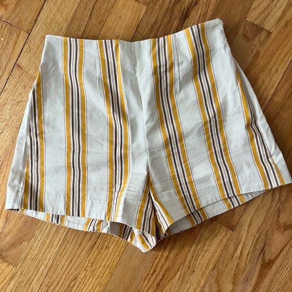 Abercrombie & Fitch Pants - NWOT Abercrombie & Fitch high waisted shorts, size small